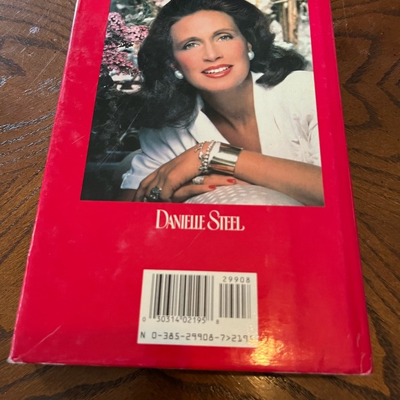 Danielle Steel hardcover books | set of 4 - Picture 12 of 15